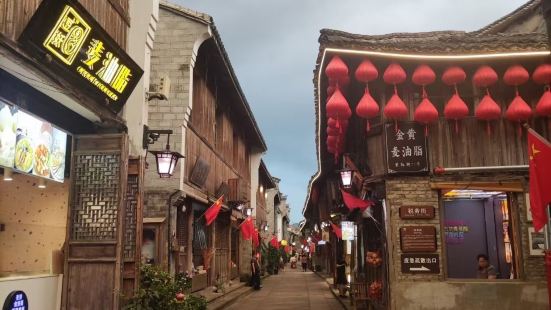 紫陽街是反映台州臨海當地的一條歷史老街 充滿了煙火氣和古樸的