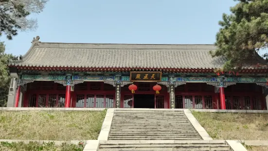 来到沈阳棋盘山，路过向阳寺，欣赏一下寺内风景。可以从向阳寺穿