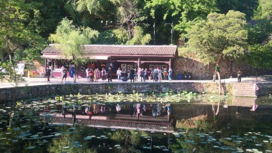 位于湖南韶山市的韶山冲是伟人毛泽东的故居，风景宜人，景色优美