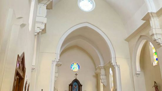 教堂前是一片宽广平台，平台尽处竖立一尊大理石雕刻而成的圣母像