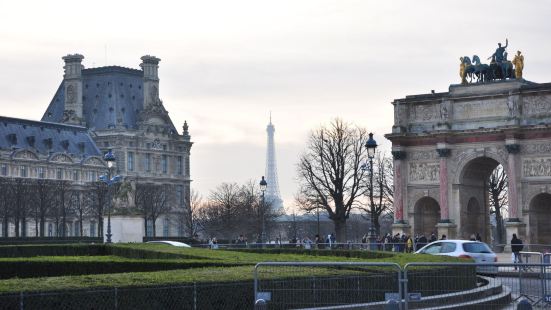 小凯旋门位于卢浮宫的卡鲁索广场上，红、白大理石圆柱之间有三个