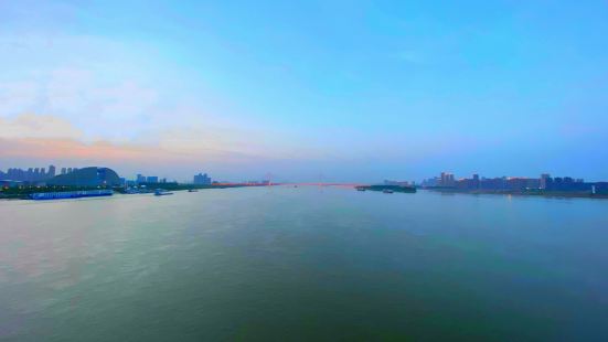 杨泗港长江大桥既是中国湖北省武汉市境内连接汉阳区与武昌区的过