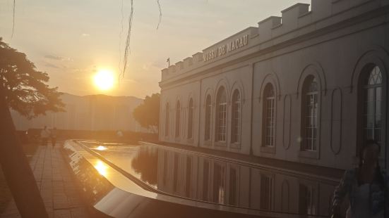 澳门博物馆位于大炮台上，博物馆、大炮台和大三巴牌坊是构成澳门