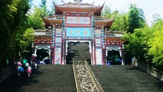龙吟寺位于四川省宜宾市蜀南竹海九龙山上，始建于明代万历年间，