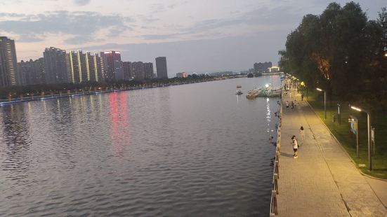 汾河公園地處龍城中心，南北貫穿太原龍城，特別是汾河三期，四期