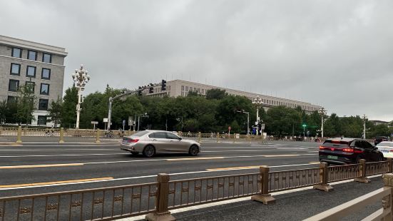 去北京旅游，路过长安街，长安街是北京市区里面一条连接东城区西