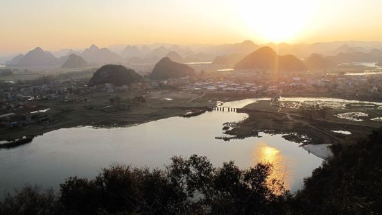 青龙山是一座孤峰，呈南北走向，高不过四百米，山虽然不高，但是