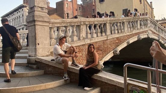 在威尼斯，很难错过大运河。 它从中间蜿蜒而过，如果你步行，你