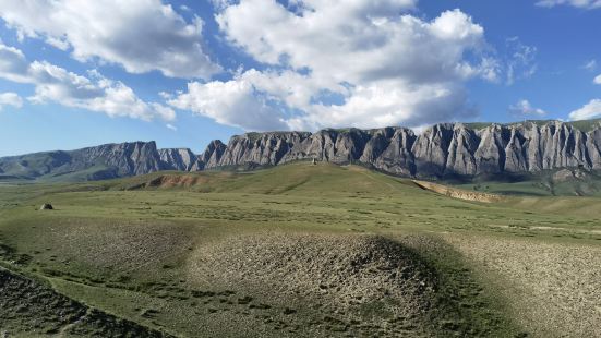 甘加秘境之白石崖位于在甘加草原的尽头，是一座高耸入云，延绵数