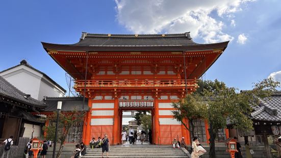 八坂神社是位于日本京都府京都市东山区的神社。为二十二社，旧社