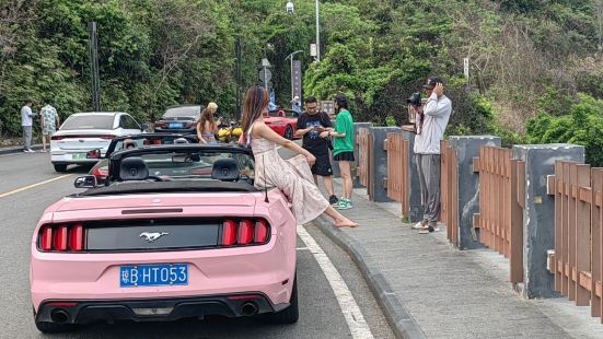 一路上都是租敞篷跑車來玩、拍寫真的，遠眺亞龍灣和太陽灣，景色