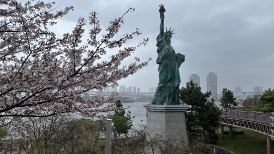 打卡東京的台場海濱公園內，的自由女神像，從底座算起，高度約有