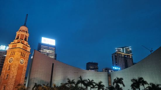 钟楼全称九龙铁路钟楼，高45米，建于1915年，是蒸汽火车时