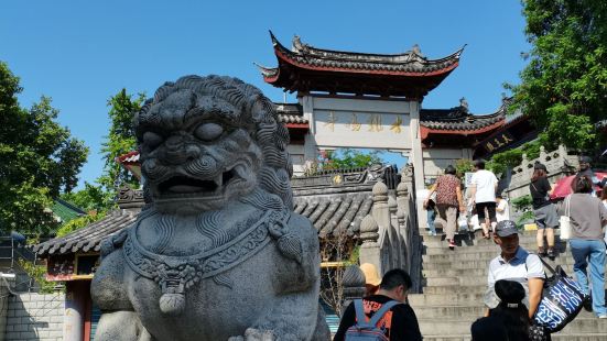 位于南京城北，玄武湖边上，信众很多啊，寺不大，建筑感觉修缮的