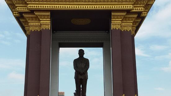 柬王國政府建設這座銅像是為了對已故太皇、柬埔寨獨立和民族和解