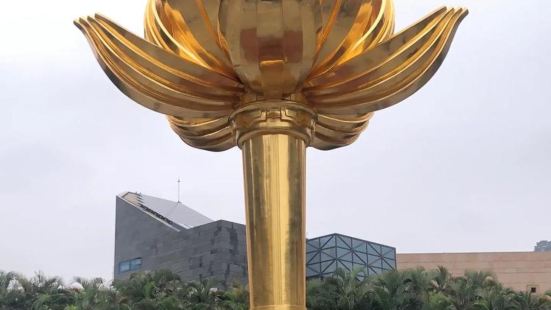 金莲花广场是澳门的标志性景点之一，广场中央矗立着一座巨大的金