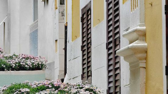 澳门恋爱巷,藏在氹仔老城区的浪漫秘境。鹅卵石铺就的小巷蜿蜒曲