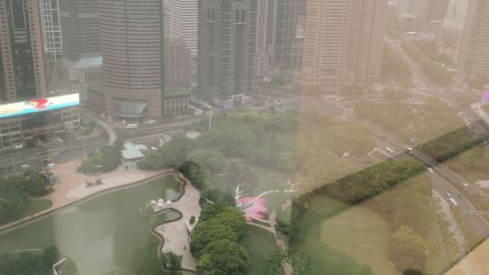 陆家嘴绿地边上就是东方明珠，正大广场，金茂大厦等热门地标建筑