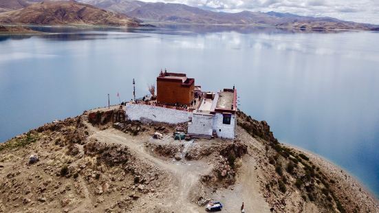 日托寺也是羊湖的一部分，翻山越嶺過來要忍受超過5千米的海拔，