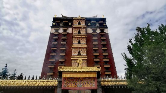 没有宗教信仰，对藏传佛教也无深入了解。单纯从建筑、绘画审美角