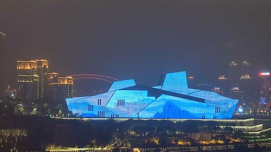 重庆的夜景是非常的繁华迷人的，尤其是夜晚第一次见到嘉陵江北岸