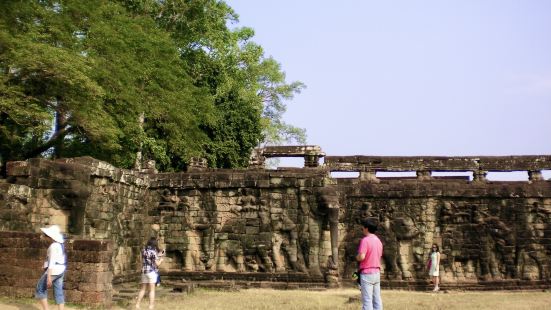 暹粒战象台阶，又称斗象台，建于公元十二世纪，是当时国王检阅军