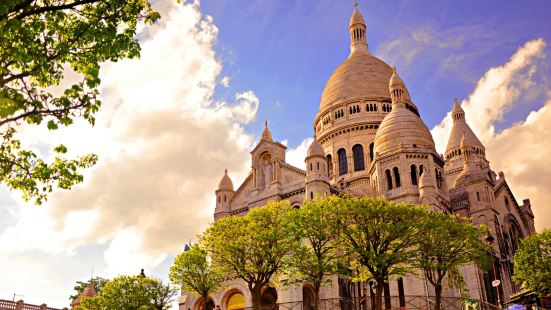 巴黎圣心大教堂位于巴黎北部的蒙马特高地的至高点，这里供奉着耶