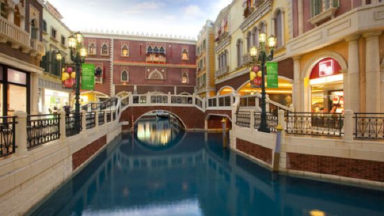 澳门威尼斯度假区令人流连忘返，这里完美复刻威尼斯水城风貌，拱