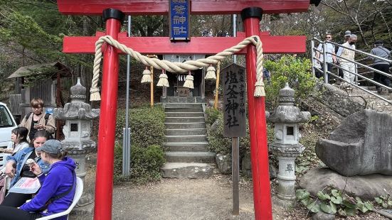 相传新仓富士浅间神社建于公元705年，境内有著名的宝塔&qu