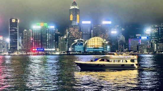 香港🇭🇰【维多利亚港】维多利亚港，简称维港，是位于香港的