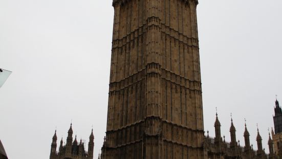 大本鐘，是英國國會大廈（威斯敏斯特宮）的鐘樓，1859年建成