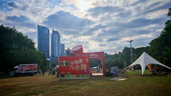 这里靠近福田市中心，灯光秀大型活动都在这里举办，这里绿化很好