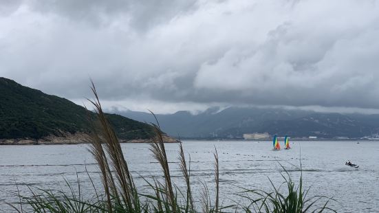 许或是天气不好的原因，本没打算在这里住宿过夜的，可能海边的高