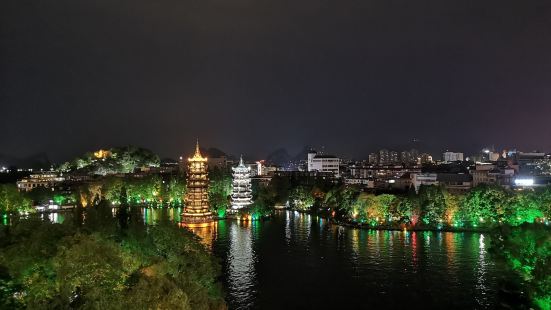 日月双塔还是晚上更快漂亮一些，不过白天与晚上确实不是一样的感