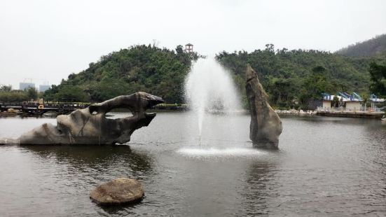 石博园位于珠海市横琴岛北岸，是一座独树一帜、充满情趣的石文化