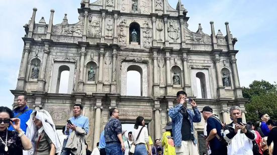 **澳门游记：穿越东西方的时空幻境**  2025年初夏，我