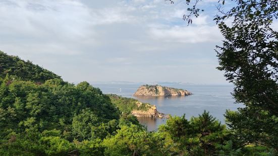 这儿的海边景色很美，所以很多人在这旅游和拍婚纱照片