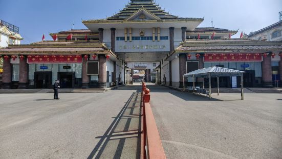 姐告口岸现在是瑞丽著名旅游景点，整个景点过了瑞丽江，除了西面