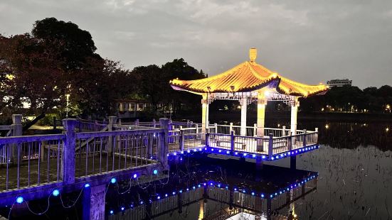 電視劇狂飆曾在寧城公園多處取景，最著名的就是這個人工湖中間的