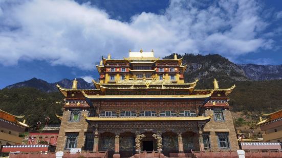 木里大寺是木里三大寺之首，占地八万平方米的建筑，曾是康巴藏区