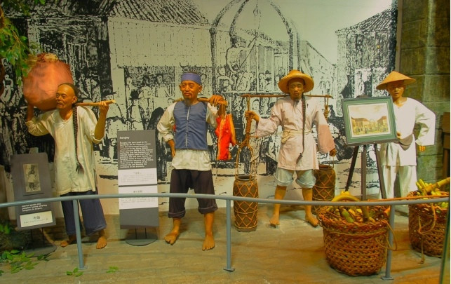 Bahay Tsinoy, museum of Chinese in Philippine Life - HOKKIEN IDIOM 雞母拖秤錘  kue-bu t'ua chin t'ui mother hen pulling a steelyard weights people  carrying too much burden