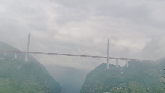 北盤江大橋是世界第一高橋，橫跨滇黔兩省交界，橋面離谷底500