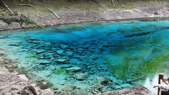 五彩池是九寨沟湖泊中的精粹，是九寨沟最小而颜色最为丰富的池子