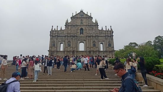 澳门大三巴牌坊是圣保禄大教堂的前壁遗址，始建于1602年，是