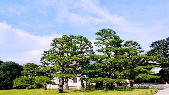 栗林公园，位于日本四国岛上的香川县高松市南郊紫云山东麓，分为