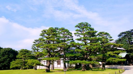 栗林公園，位於日本四國島上的香川縣高松市南郊紫雲山東麓，分為