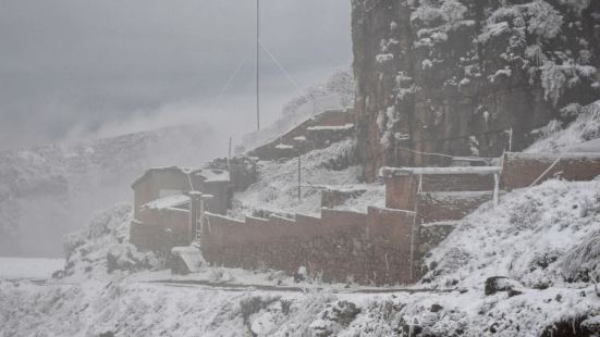 自己亲自近距离感受大自然蓬勃生机，山景区以其壮观的雪山、日照