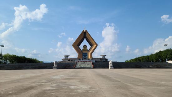 合十舍利塔是法門寺文化景區人工修建的宗教建築，用於存放法門寺