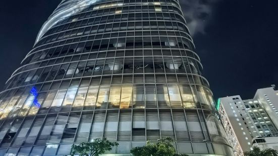 49层有个观景台，在这里可以俯瞰整个胡志明市的夜景。密密麻麻