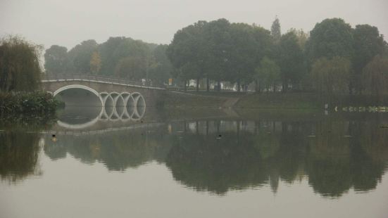 菱湖风景区位于安徽省安庆市迎江区菱湖南路中心，截至2013年